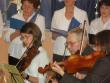 skupina viol - Milo Hupk a pan Dolealov; vlevo Zuzana Kubtov hraje housle
