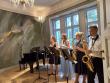 saxofonov kvarteto pana uitele Miroslava Maka hraje stedn melodii se serilu "Hra o trny"